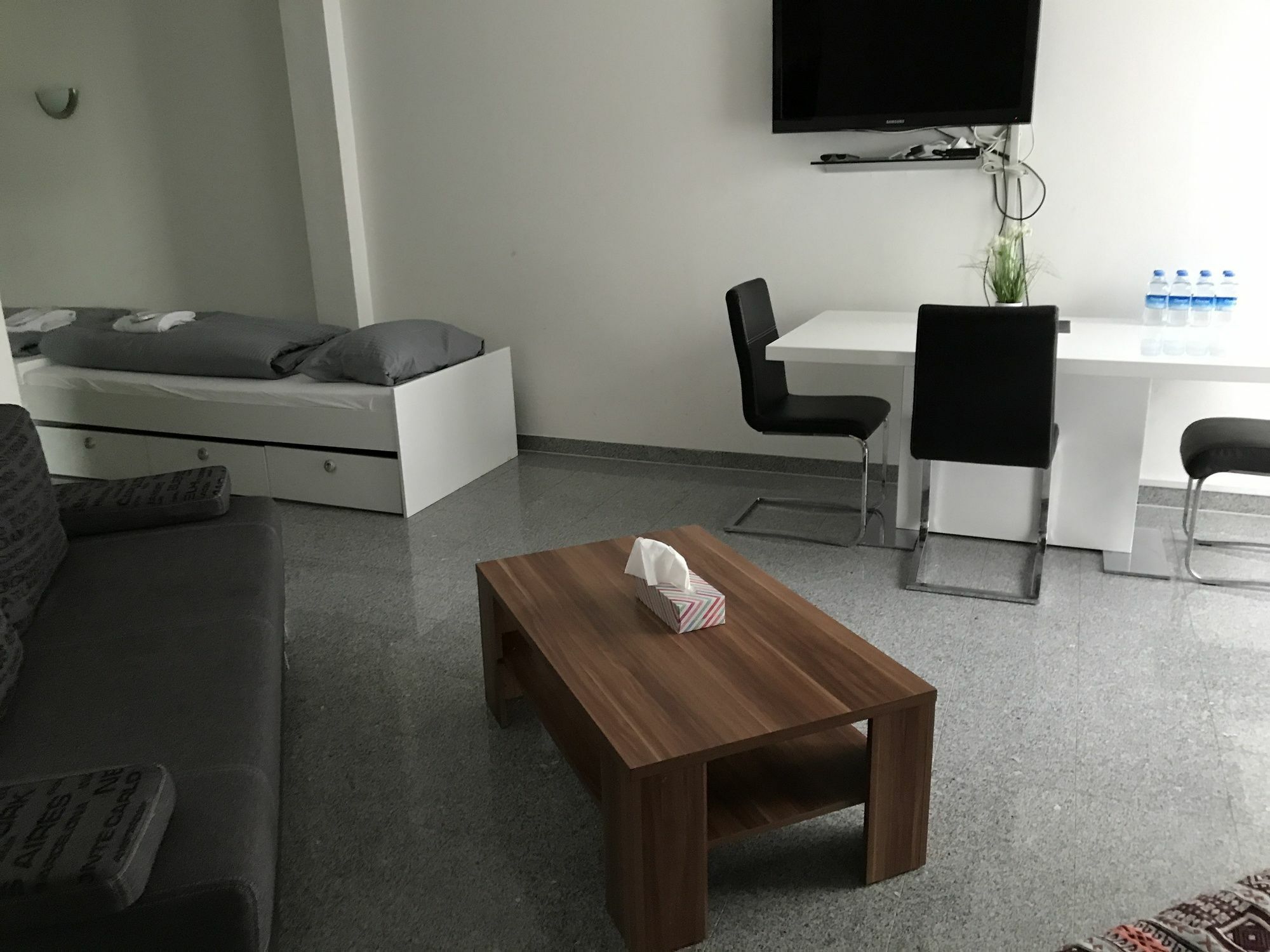 Апартаменты Kn Kahtan Boarding House Мюнхен Экстерьер фото